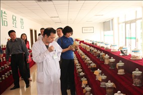 南開中醫(yī)院領(lǐng)導(dǎo)蒞臨我司參觀考察